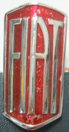 Couverture de FIAT INSIGNE CHROME NEUF EN FORME DE CALANDRE  40 X 70 MM