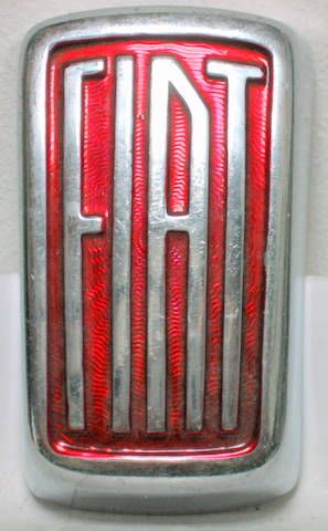 Couverture de FIAT INSIGNE CHROME NEUF EN FORME DE CALANDRE  40 X 65 MM