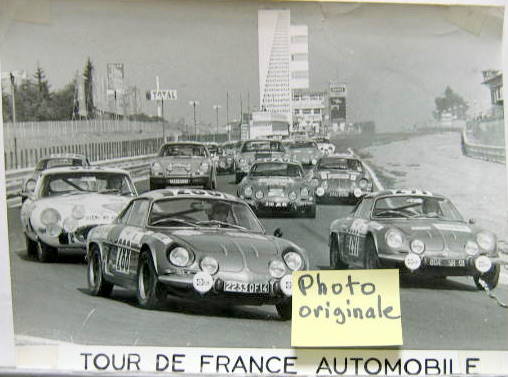Couverture de ALPINE AU TOUR DE FRANCE AUTOMOBILE N° 2233QF14 ET N°804NH01 +210JH41 +2482FD59 PHOTO DE PRESSE