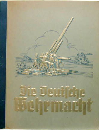 Couverture de DIE DEUTFCHE WERMACHT ALBUM D'IMAGES DE L'ARMEE ALLEMANDE JUSTE AVANT GUERRE AVEC LES DIFFERENTES ARMES ET LES INSIGNES ET GRADES ENSEMBLES AVEC 270 VIGNETTES COLLEES COMPLET