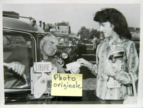 Couverture de 1959 LES TAXIS RESERVES AVEC TICKETS A PARIS PHOTO DE PRESSE AVEC TEXTE AU DOS