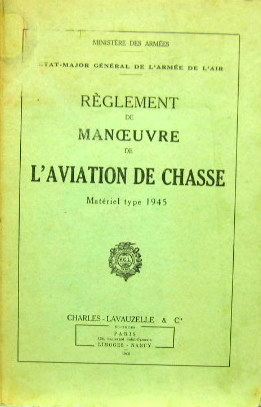 Couverture de 1946 REGLEMENT DE MANOEUVRE DE L'AVIATION DE CHASSE MATERIEL TYPE 1945 AVEC DES RECITS VRAIS D'EPOQUE