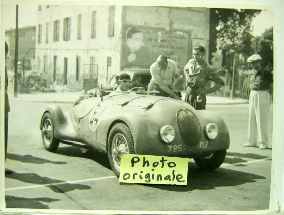 Couverture de 1938-8 SIMCA GORDINI N°64 AVEC GORDINI A LA COURSE DE COTE DE LA TURBIE PHOTO DE PRESSE ORIGINALE