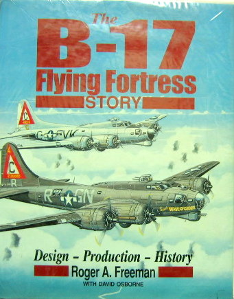 Couverture de THE B 17 FLYING FORTRESS STORY DESING PRODUCTION HISTORY DE R.A.FREEMAN EN ANGLAIS