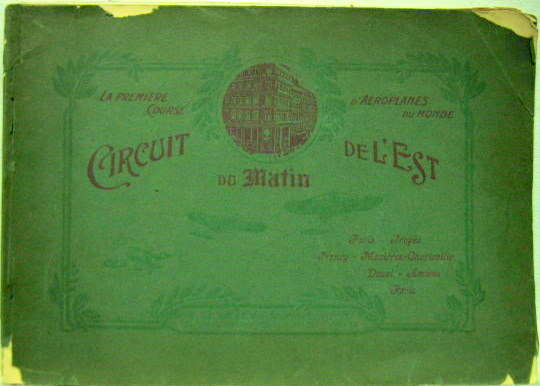 Couverture de 1910-8 CIRCUIT DE L'EST LA PREMIERE COURSE D'AEROPLANES DU MONDE PARIS TROYES NANCY MEZIERES CHARLEVILLE DOUAI AMIENS PARIS CATALOGUE AVEC DE NOMBREUSES PHOTOS
