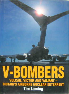 Couverture de V-BOMBERS VULCAN VICTOR AND VAILLANT BRITAIN'S AIRBORNE NUCLEAR DETERRENT EN ANGLAIS