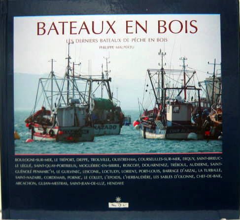 Couverture de BATEAUX EN BOIS - LES DERNIERS BATEAUX DE PÊCHE EN BOIS