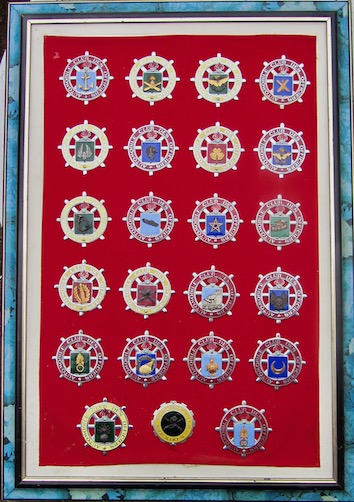 Couverture de AUTOMOBILE CLUB DES ARMEES COLLECTION DE BADGES INSIGNES