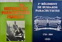 Couverture de HISTOIRE DES PARACHUTISTES FRANCAIS  P;GAUJAC _ 1er REGIMANT DE HUSSARDS PARACHUTISTES 1720 2004 EMBOITAGE DE 3 VOLUMES
