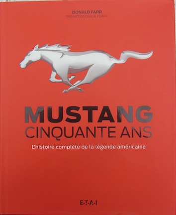 Couverture de FORD MUSTANG CINQUANTE ANS L'HISTOIRE COMPLETE DE LA LEGENDE AMERICAINE CHEZ ETAI