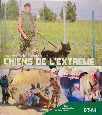Couverture de CHIENS DE L'EXTREME AU COEUR DE L'ACTION POLICIERS ARMEE POMPIERS GUIDE