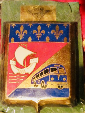 Couverture de AUTOMOBILE CLUB DES TRANSPORTS PARISIEN BADGE DE DRAGO AVEC SA FIXATION ENCORE DANS SA POCHETTE