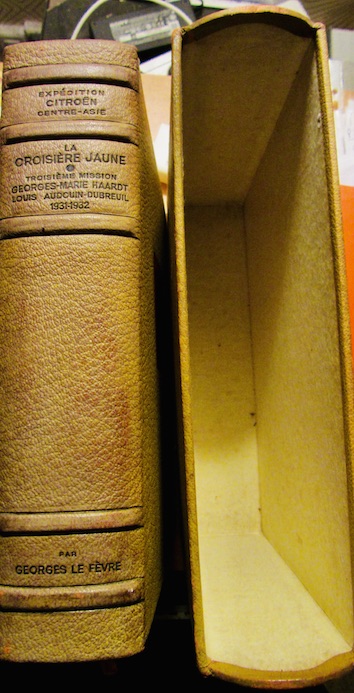 Couverture de 1933 LA CROISIERE JAUNE CITROEN EDITION DE LUXE DEDICACEE A PIERRE MARCHAL LE FABRIQUAND DE PHARES PAR ANDRE CITROEN