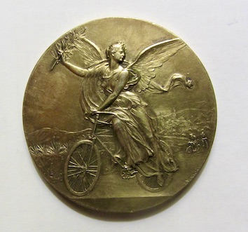 Couverture de MEDAILLE DE VELO 1913 PEUGEOT DUMAIL CHAMPION DES 100 KM DU TONKIN SIGNEE F.VERNON