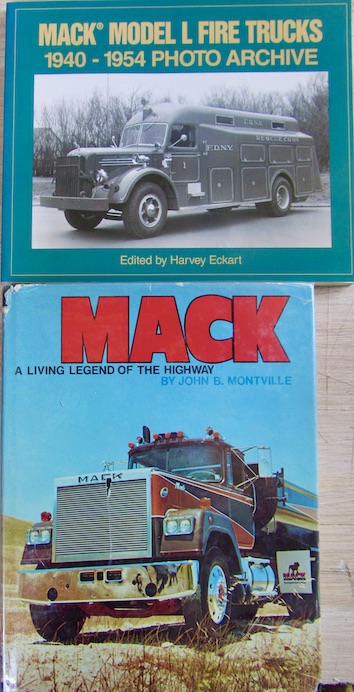 Couverture de MACK MODEL L FIRE TRUCKS 1940-1954 PHOTO ARCHIVES _ A LIVING LEGENDE OF THE HIGHWAY