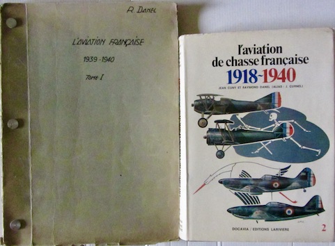 Couverture de L'AVIATION DE CHASSE FRANCAISE 1918-1940 DE CUNY ET DANEL CHEZ DOCAVIA _ MANUSCRIT DE RAYMOND DANEL 1940 A SERVI A CE LIVRE AVEC CUNY