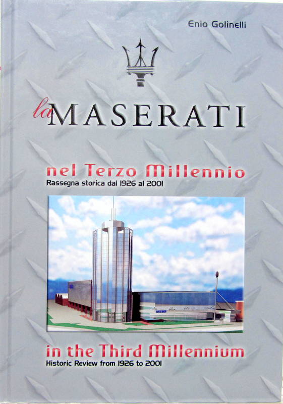 Couverture de LA MASERATI NEL TERZO MILLENNIO RASSEGNA STORICA DAL 1926 AL 2001 EN ITALIEN ET ANGLAIS