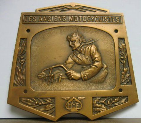 Couverture de PLAQUE DU MCF ENVIRON 1930 REPESENTE UN MOTOCYCLISTE DES DEBUTS
