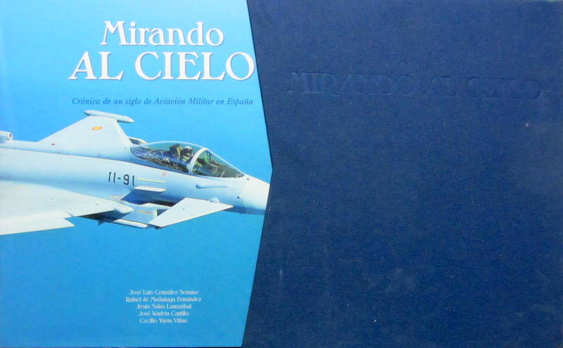 Couverture de MIRANDO AL CIELO CRONICA DE UN SIGLO DE AVIACION MILITAR EN ESPANA AVEC SON EMBOITAGE EN ESPAGNOL