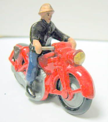 Couverture de MOTOCYCLISTE POMPIER ALUDO
ENVIRON 1950
