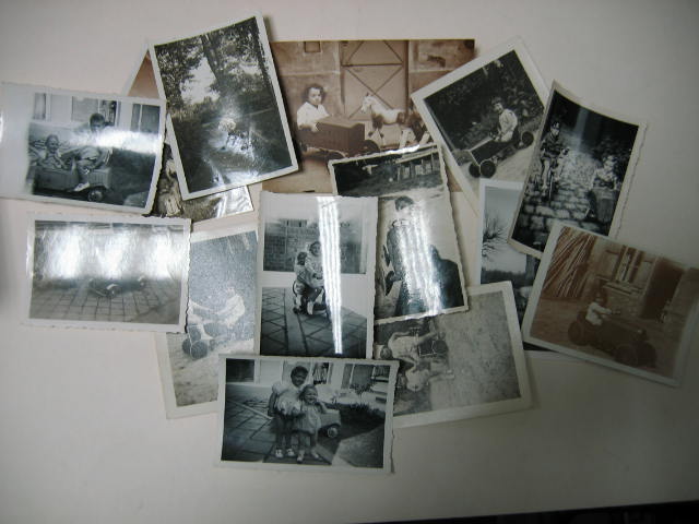 Couverture de VOITURES A PEDALES LOT DE 14 PHOTOS AUTO ET 1 SCOOTER