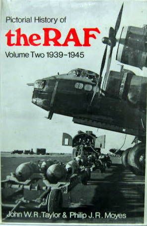 Couverture de PICTORIAL HISTORY OF THE RAF - VOLUME TWO - 1939-1945