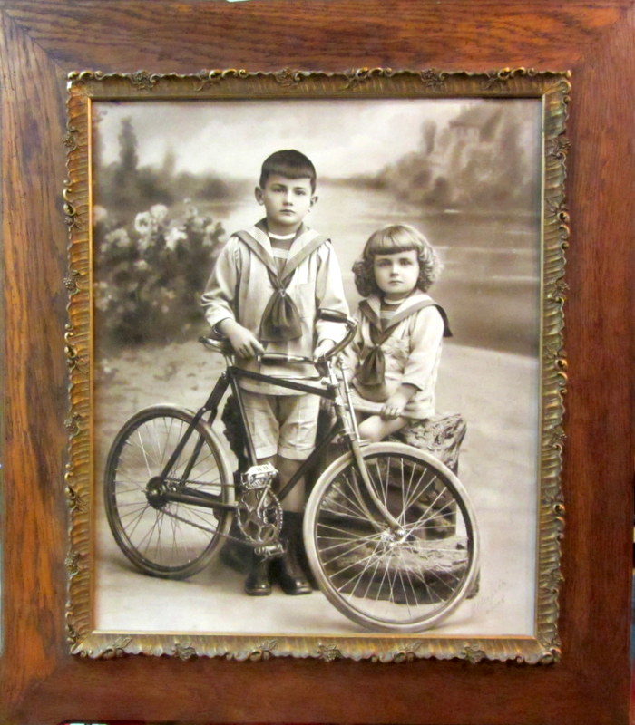 Couverture de TRES BELLE PHOTO ENCADREE D'ENFANTS ET VELO ENVIRON 1914